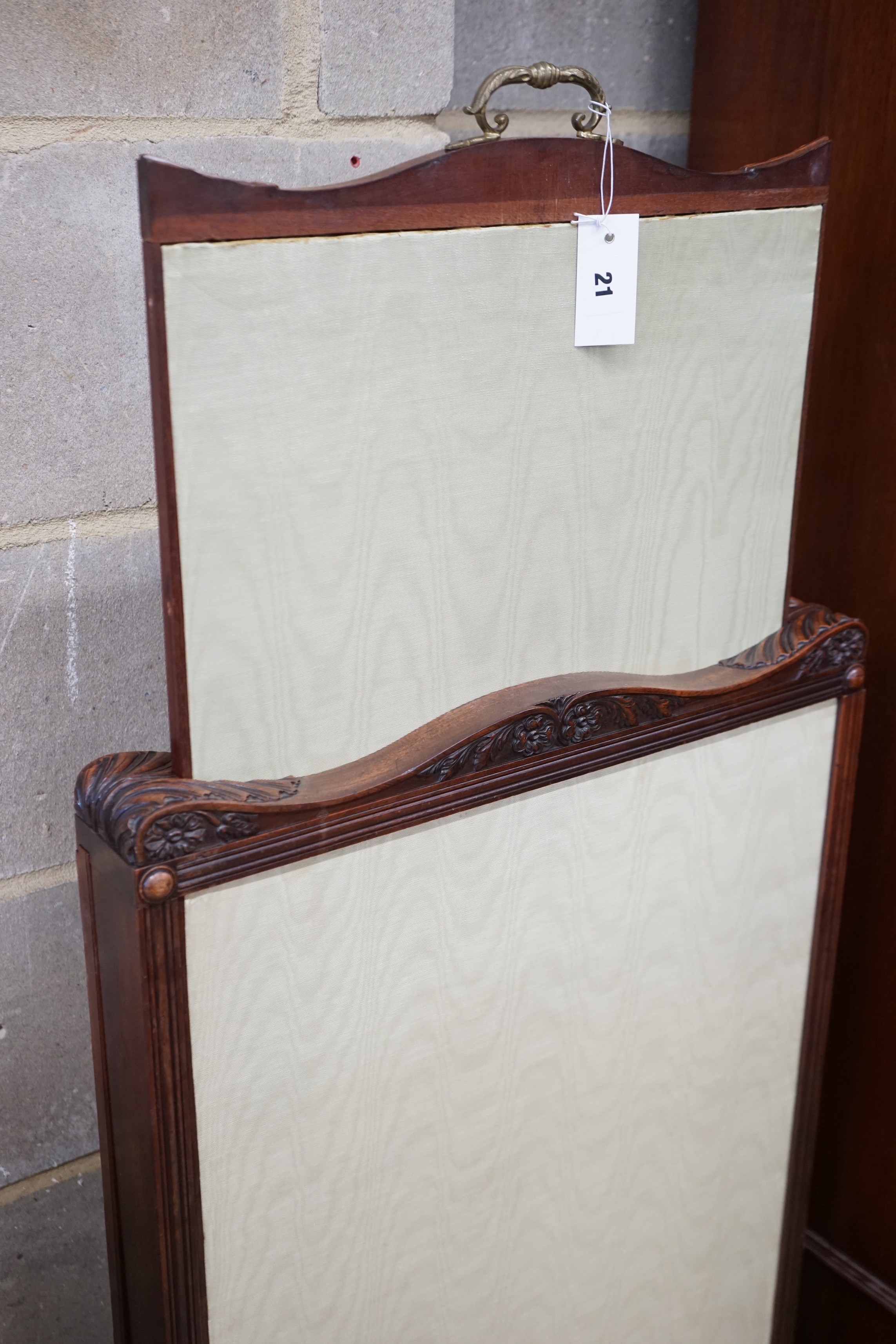 A William IV mahogany sliding firescreen, width 54cm, height 108cm